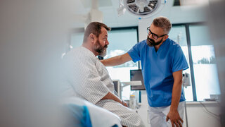 Arzt im Patientengespräch