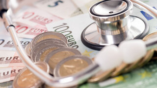Euro Geldscheine mit Münzen und Stethoskop