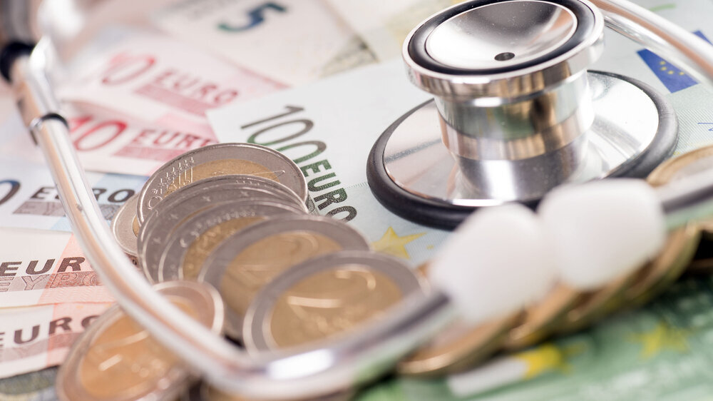 Euro Geldscheine mit Münzen und Stethoskop