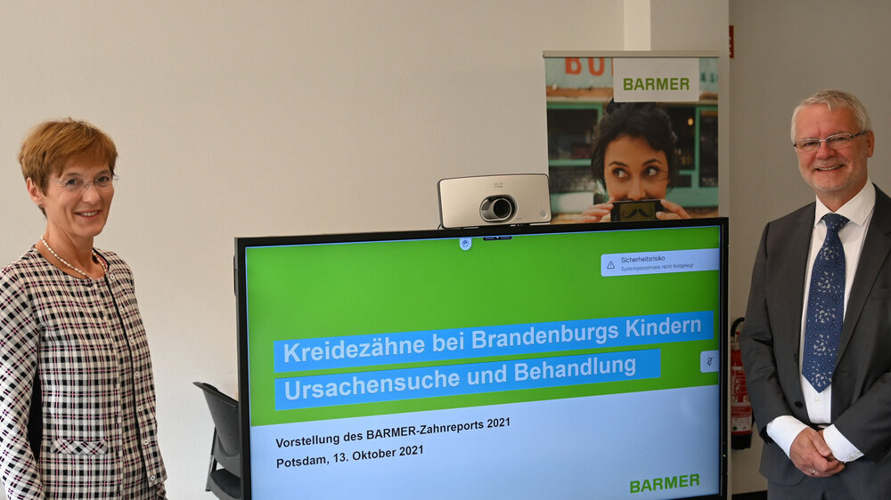 Die Landesgeschäftsführerin der BARMER Berlin/Brandenburg Gabriela Leyh (links) und der Vorsitzende des Vorstandes der KZV Brandenburg, Dr. Eberhard Steglich, stellten heute die Ergebnisse des Zahnreports der BARMER für Brandenburg vor. Etwa 9 Prozent