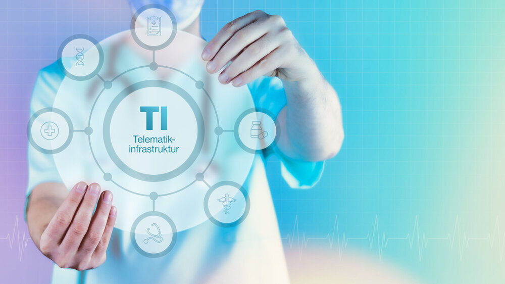 Telematikinfrastruktur (TI). Medizin in der Zukunft. Arzt hält virtuelles Interface mit Text und Icons im Kreis.
