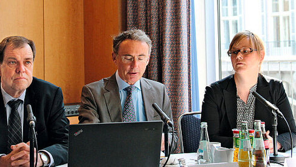 Prof. Michael Walter, Dr. Christoph Straub und Barmer-Sprecherin Sunna Gieseke (v.l.n.r.) bei der Vorstellung des Zahnreports in Berlin |