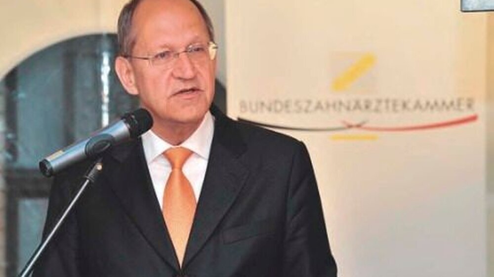 Dr. Peter Engel, BZÄK-Präsident, begrüßte Wegbereiter und Ansprechpartner aus Politik und Verbänden zum Hoffest im Borsighaus.