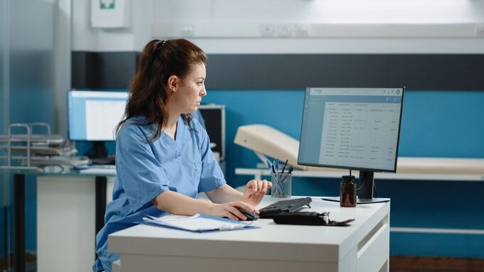 Frau am Computer in Arztpraxis/Krankenhaus Frau am Computer in Arztpraxis/Krankenhaus