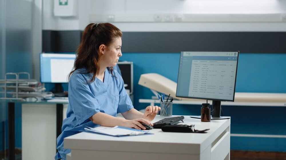 Frau am Computer in Arztpraxis/Krankenhaus