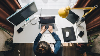 Frau arbeitet im Homeoffice