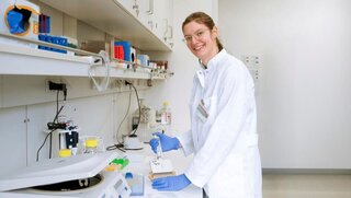 Erstautorin Katja Dinkelborg im Labor