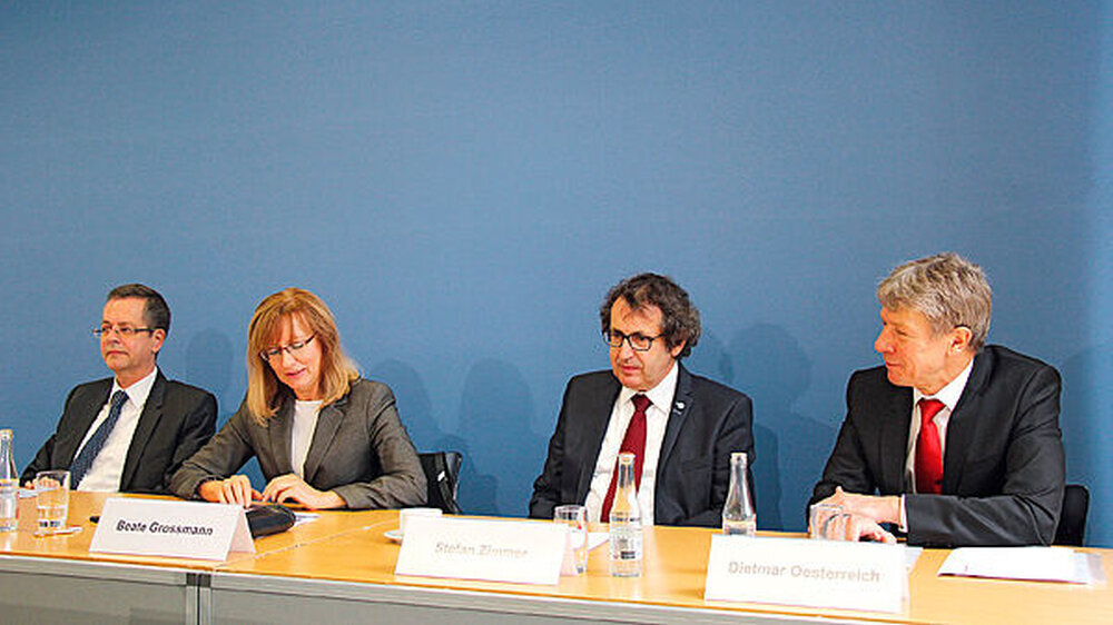 Zur Auftaktpressekonferenz am 20. September in Berlin wurden Mythen vorgestellt, enttarnt und gegen Fakten ersetzt. Das Fazit der Teilnehmer Dr. Michael Kleinebrinker, Dr. Beate Grossmann, Prof. Dr. Stefan Zimmer und Prof. Dr. Dietmar Oesterreich (v.l.n.r Zur Auftaktpressekonferenz am 20. September in Berlin wurden Mythen vorgestellt, enttarnt und gegen Fakten ersetzt. Das Fazit der Teilnehmer Dr. Michael Kleinebrinker, Dr. Beate Grossmann, Prof. Dr. Stefan Zimmer und Prof. Dr. Dietmar Oesterreich (v.l.n.r.): Seit mehr als 25 Jahren trage der Tag der Zahngesundheit mit seinen bundesweit tausenden Veranstaltungen dazu bei, Fakten und Botschaften rund um die Mundgesundheit kraftvoll zu verstärken. |