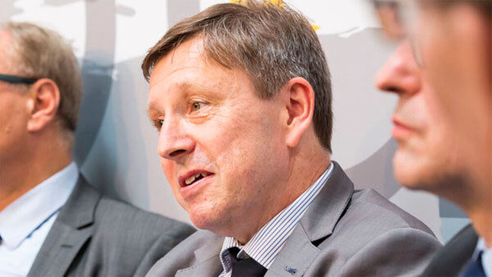 Jürgen Tiedje, Leiter des Referats Dienstleistungspolitik für Verbraucher der Generaldirektion Binnenmarkt, Industrie und KMU der EU-Kommission, betonte, dass mehr Wachstum in Zeiten der Krise das primäre politische Ziel der EU-Kommission ist. Und die regulierten Berufe müssten einen Beitrag leisten, da es dort noch Wachstumspotenzial gebe: „Wir wollen keine Deregulierung, sondern bessere Regulierung. An erster Stelle stehen nicht die Heilberufe.“