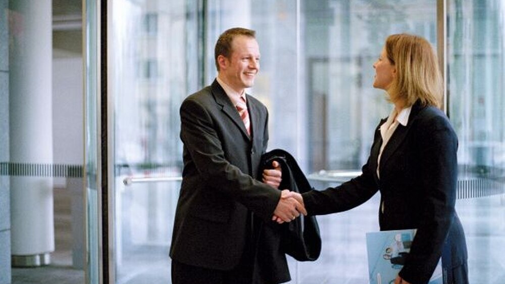 Da hilft nur das Gespräch – Kunden, die argwöhnisch gegenüber der Bankeneinschätzung zur wirtschaftlichen Situation der Praxis sind, müssen aktiv werden und ihr Finanzinstitut aufsuchen.