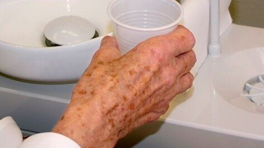 „Bitte spülen“, nicht jeder Alzheimerkranke weiß, was damit gemeint ist. Gibt man den Becher in\r\ndie Hand, so könnte es klappen.