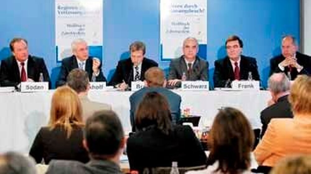 Zur Vorstellung des Weißbuches in Berlin: (v.l.) Profes. Sodan und Eekhoff, Markus Brakel (Mod.) sowie die Präsidenten Schwarz, Frank und Engel.