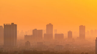Luftverschmutzung über der Großstadt.