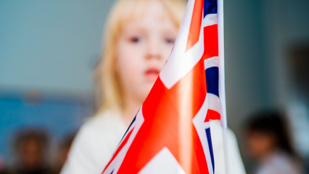 Little girl plays with british flag. Pretty child holds the British national flag as a sign of patriotism. Mädchen Kind England