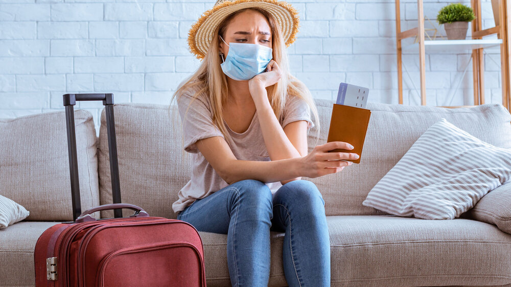 Eine Gutschrift der Urlaubstage wegen AU gemäß § 9 BUrlG ist den Richtern zufolge ausgeschlossen, da der Arbeitnehmer nicht arbeitsunfähig erkrankt war. Eine Anwendung der Vorschrift auf die Fälle einer behördlich angeordneten Quarantäne komme nich