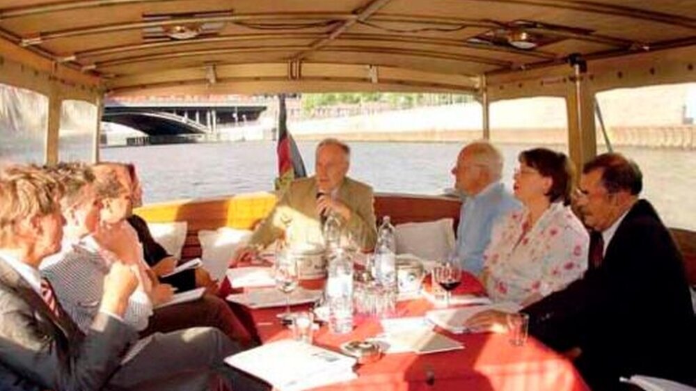 Aktuelle politische Infos zur „Saure-Gurken-Zeit“ im Sommerloch bot die traditionelle BZÄKSpreefahrt für Journalisten: Hier BZÄK-Präsident Dr. Dr. Jürgen Weitkamp (m.) und BZÄK-Vize - präsident Dr. Dietmar Oesterreich (1.v.l.) im Gespräch mit