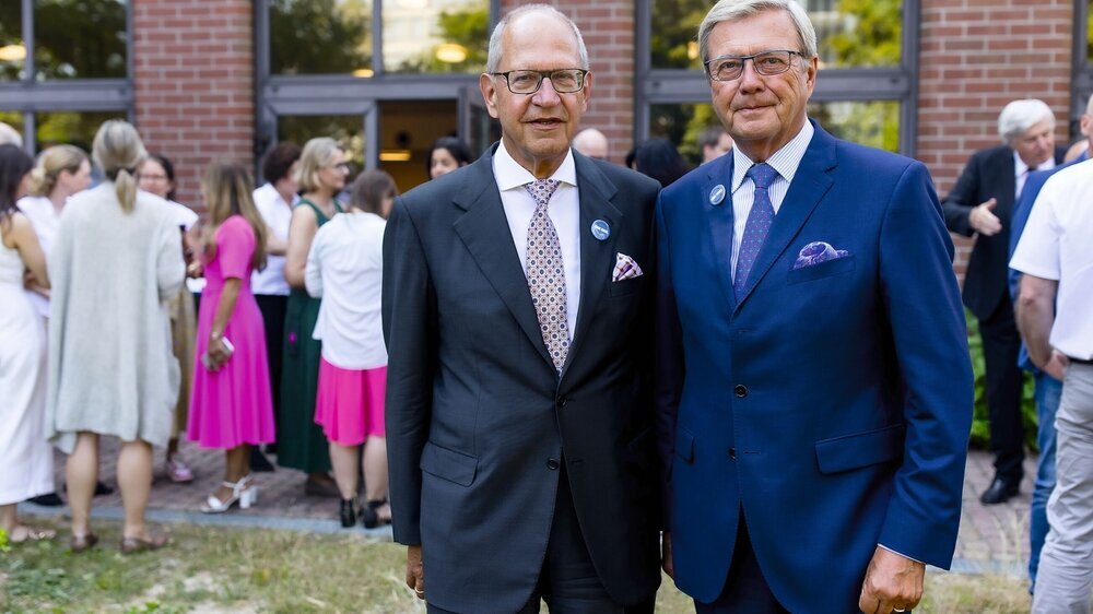 Die Zahnärzte Dr. Peter Engel und Dr. Wolfgang Eßer stehen lächelnd nebeneinander. Die Zahnärzte Dr. Peter Engel (links) und Dr. Wolfgang Eßer stehen lächelnd nebeneinander.