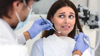 Frau hat Angst vorm Zahnarzt