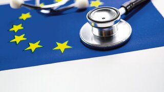 Stethoskop auf Europa-Flagge