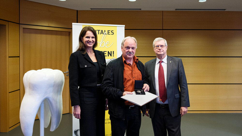 Zahntechnikermeister Andreas Haesler wurde vom Präsidenten der sächsischen Landeszahneärztekammer, Dr. Thomas Breyer, und BZÄK-Vizepräsidentin Dr. Doris Seiz für seinen unermüdlichen Einsatz rund um das Deutsche Dentalmuseum in Zschadraß geehrt.