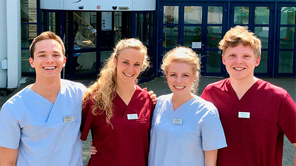 Die Zahnmedizinstudenten Saskia Beyer, Tom Kovalev, Lisa Sophie Reder und Moritz Staiger bereiten sich auf ihre Reise nach Myanmar vor - um vor Ort bestmögliche zahnmedizinische Hilfe leisten zu können, bitten die vier um Material- und Geldspenden.