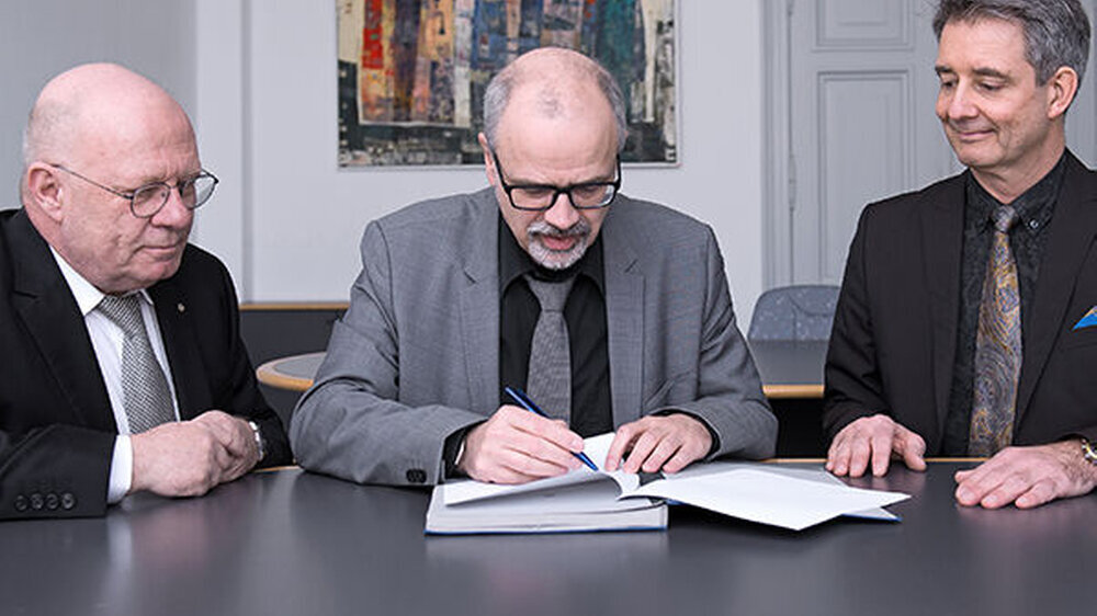 Am 27. Februar 2019 haben die Medizinische Fakultät der Martin-Luther-Universität Halle-Wittenberg (MLU) und die Zahnärztekammer Sachsen-Anhalt die Kooperationsvereinbarung unterzeichnet (v.l.n.r: Prof. Dr. Hans-Günter Schaller, Direktor des Departmen