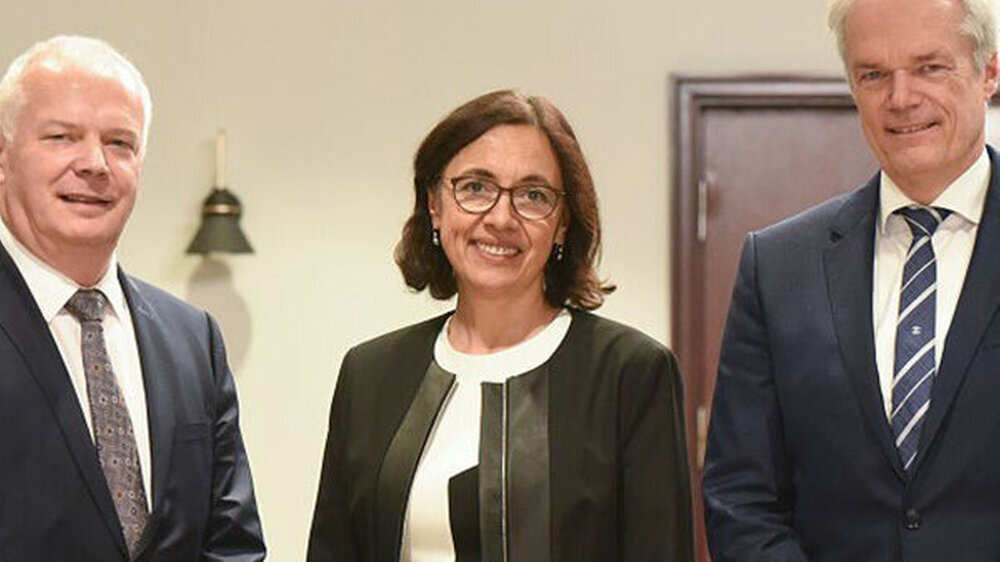 v.l.n.r.: ZA Peter Oleownik, Dr. Michael Diercks und Yasmin Mokhtari