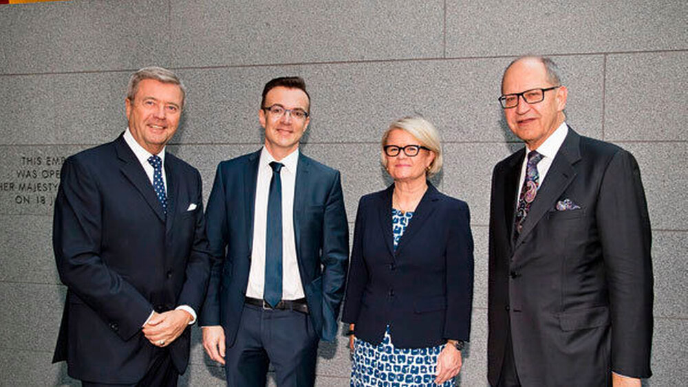 Nun folgt die umfassende Aufarbeitung: Dr. Wolfgang Eßer, Vorsitzender des Vorstands der KZBV, Prof. Dr. mult. Dominik Groß, stellvertretend für die beauftragte Forschergruppe, Prof. Dr. Bärbel Kahl-Nieke, DGZMK-Präsidentin, und Dr. Peter Engel, BZÄK-Präsident. |