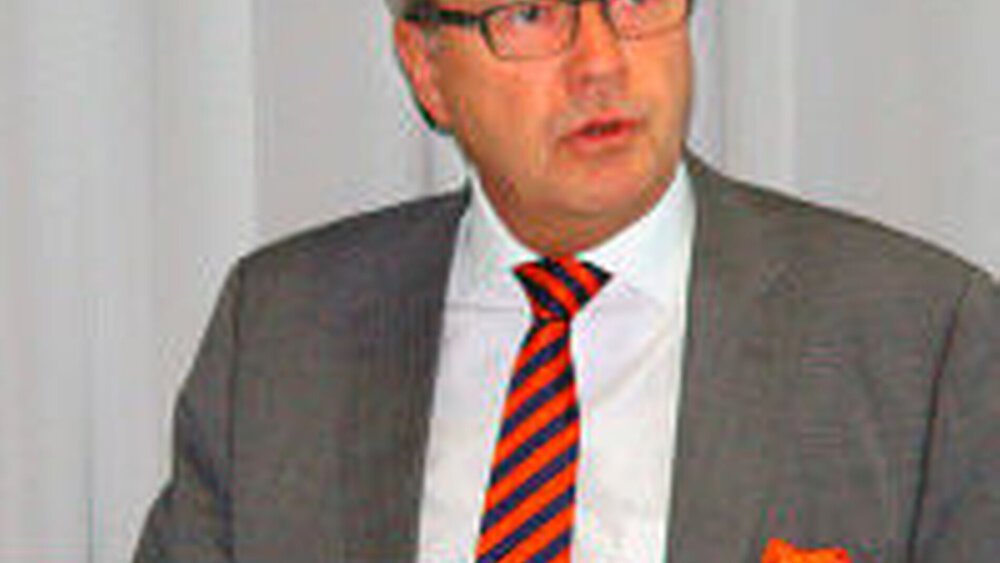 Trugen mit Referaten und Statements zur Tagung bei: Dr. Wolfgang Eßer, Prof. |