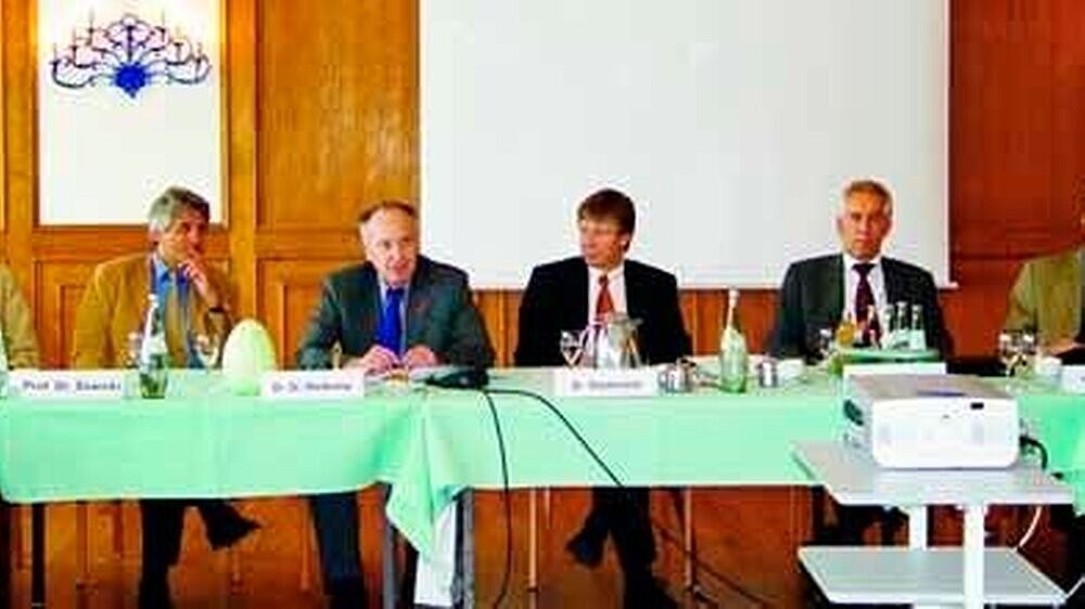 Diskussion zum Schwerpunktthema Evidenzbasierung: Dr. Peter Boehme, Prof. Dr. Peter Sawicki, Dr. Dr. Jürgen Weitkamp, Dr. Dietmar Oesterreich, Prof. Dr. Elmar Hellwig, PD Dr. Jens Türp (v.l.n.r.)