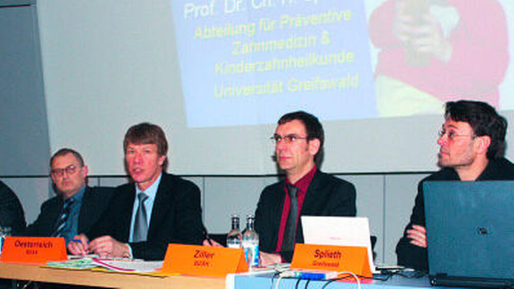 Auf dem Podium: Dr. Michael Rumpf, Dr. Andreas Wagner, Dr. Dietmar Oesterreich, Dr. Sebastian Ziller (BZÄK) und Prof. Dr. Christian Splieth (v.l.n.r.)