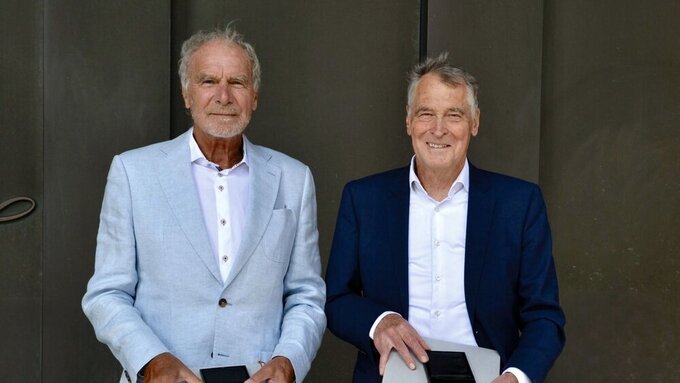 Dr. Klaus-Dieter Bastendorf und Dr. Lutz Laurisch bei der Verleihung der Goldenen Ehrennadel der BZÄK in Hamburg.