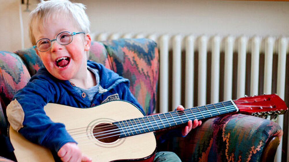 Ingmar Wierse an seiner Gitarre. Der 5-Jährige hatte eine Kombination aus Down-Syndrom und Leukämie.