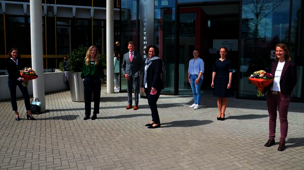 Gruppenbild mit Herr: (von links) Dr. Dr. Astrid Windels-Pietzsch, Moderatorin Dr. Sabine Wagner, Vorstandsbeauftragte der KZVWL, dann der KZV-Vorsitzende Dr. Holger Seib, Dr. Sinje Trippe-Frey, Vorstandsmitglied der ZÄK Westfalen-Lippe, Friederike Reini
