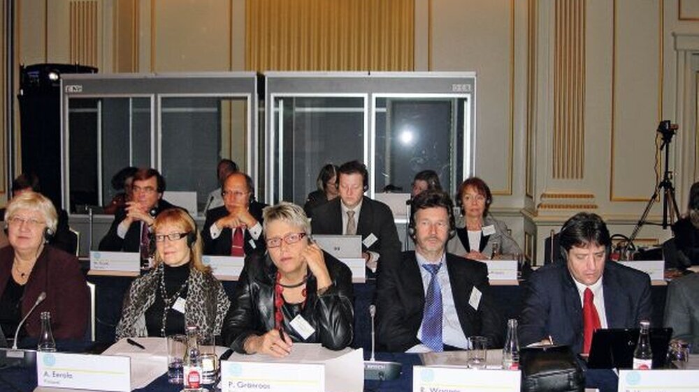 Die deutsche Delegation: ZA Ralf Wagner, KZBV, (vorne rechts, neben zwei finnischen Delegierten), Barbara Bergmann-Krauss, Florian Lemor, Dr. Peter Engel und Dr. Michael Frank, BZÄK (zweite Reihe, v.r.n.l.)