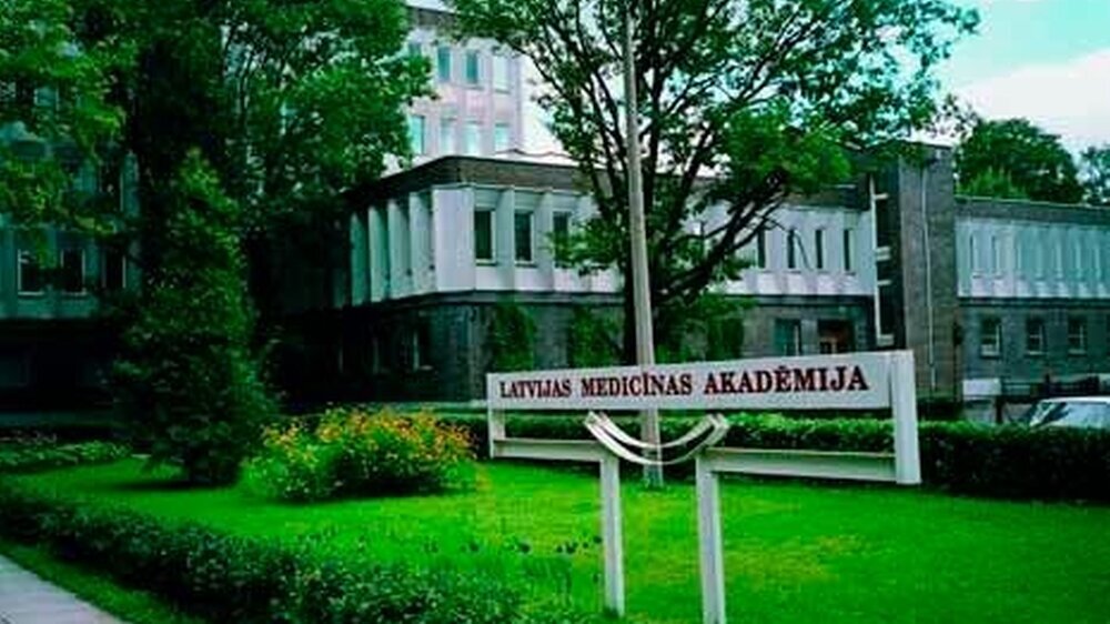 Die „Medizinische Akademie” mit Rektorat und medizinischen Kliniken für das zahnmedizinische Studium