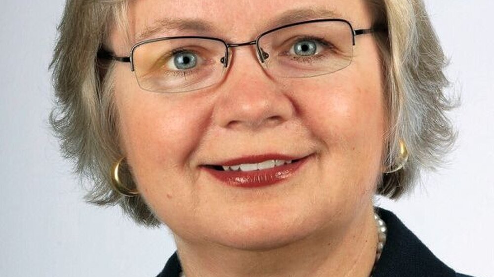 Univ.-Prof. Dr. Dr. Ingrid Grunert\r\nStudium der Allgemeinmedizin und Promotion 1981 in Wien,\r\n1981 bis 1983 Abtlg. für Kieferchirurgie der Uniklinik für Zahn-, Mund- und Kieferheilkunde in Innsbruck, 1983 bis\r\n1985 Fachausbildung, seit 1985 Ass. a