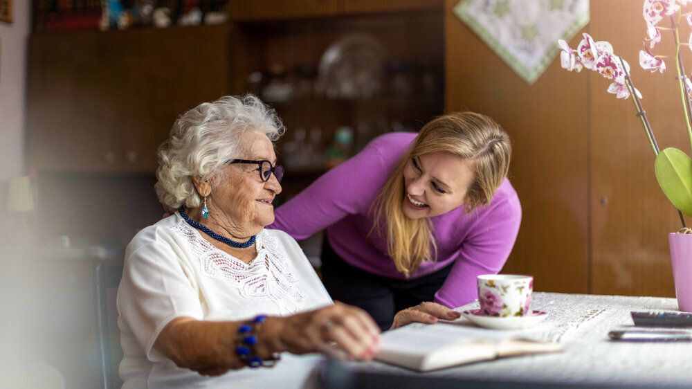 Seniorin wird von einer Angehörigen betreut Seniorin wird von einer Angehörigen betreut
