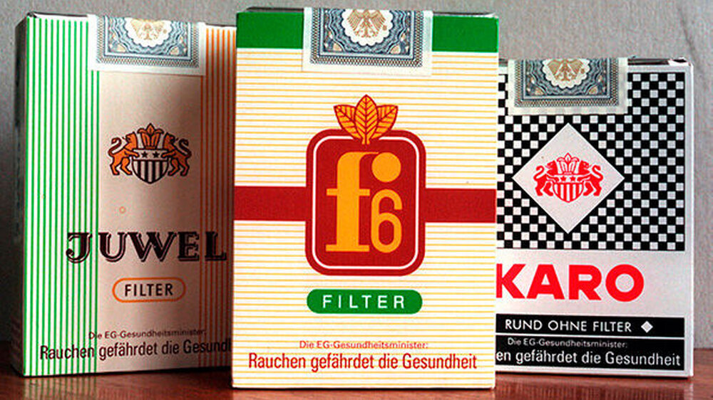 In der DDR war das Rauchen mittags in Gaststätten verboten. In der Bundesrepublik wurde das Rauchen erst 2006 untersagt. Seitdem gilt, dass in Bundesbehörden, öffentlichen Verkehrsmitteln, auf Bahnhöfen und an Schulen nicht geraucht werden darf. Weil