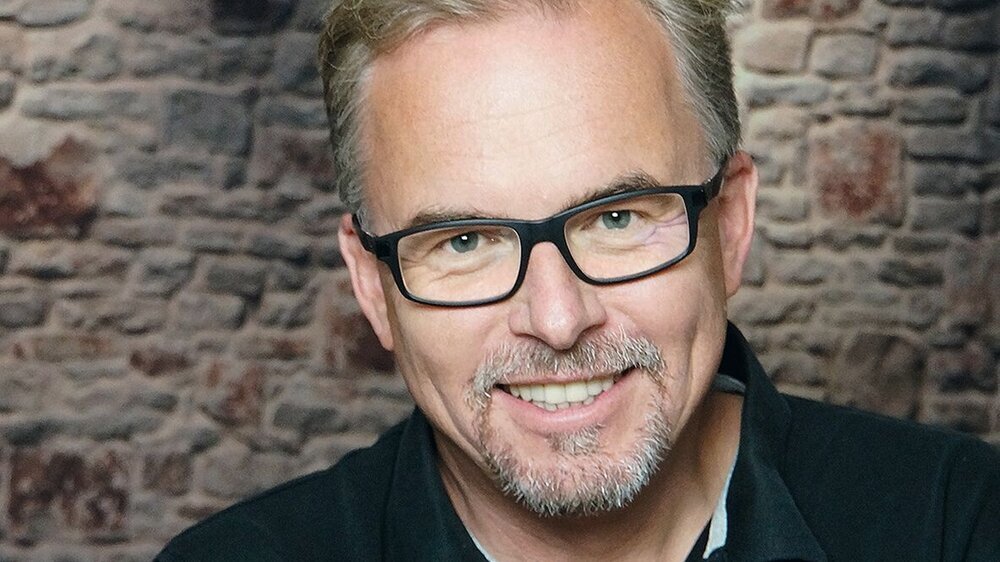 Markus Wahle ist Honorar-Finanzanlageberater (Einzelkaufmann), Diplom-Ökonom Vermögensnachfolge (EU-SV) und Geschäftsführer der in Landshut ansässigen Adfineo. Er hat zudem einen Abschluss als Master of Administration in International Business.\r\n