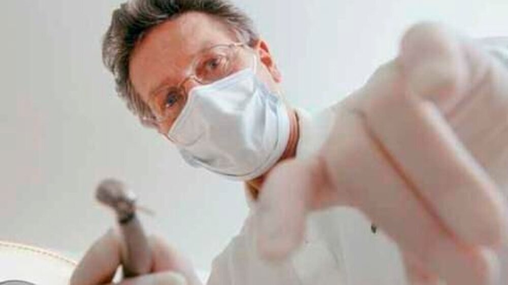 Der Patienten-Blickwinkel bei der Behandlungssituation macht es deutlich: Auf dem Rücken liegend zum Nichtstun bestimmt bedeutet Abhängigkeit vom Zahnarzt.