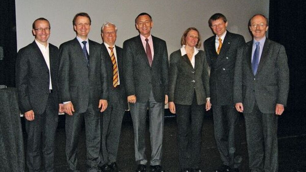 Gruppenbild der Referenten: (v.l.n.r.) Dr. O. Zuhr, Prof. Dr. M. Christgau, Prof. Dr. B.-M. Kleber, Prof. Dr. Th. Hofmann, Frau Prof. Dr. P. Ratka-Krüger, Prof. Dr. P. Eickholz und Prof. Dr. U. Schlagenhauf