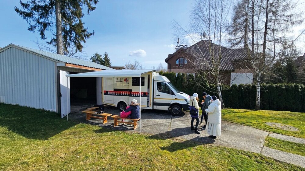 Im März, als es noch kalt war, startete das Zahnmobil aus Deutschland an der polnischen Grenze, um Geflüchtete zu versorgen.