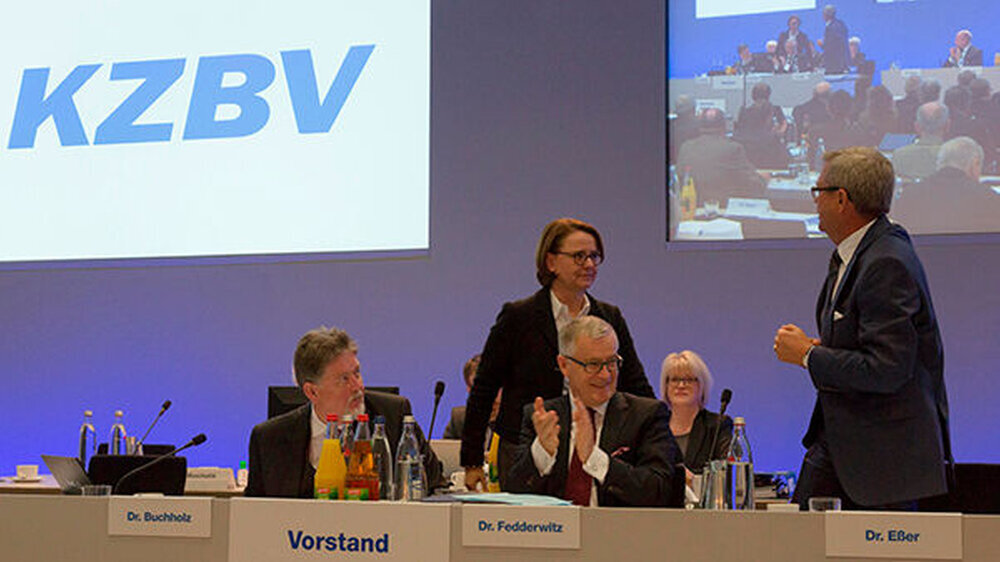 Diesem Besuch hat Staatssekretärin Annette Widmann-Mauz sicherlich nicht entgegen gefiebert: Auf der VV der KZBV in Berlin musste sie den Delegierten erklären, wieso das BMG die Selbstverwaltung mit dem geplanten GKV-SVSG derart aushöhlen will.