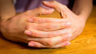 Beim Däumchendrehen