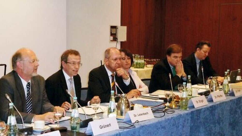 Moderator Thomas Grünert mit Dr. Volker Leienbach, Dr. Peter Engel, Dr. Doris Pfeiffer, Dr. Michael Frank und Florian Lemor (v.l.n.r.)