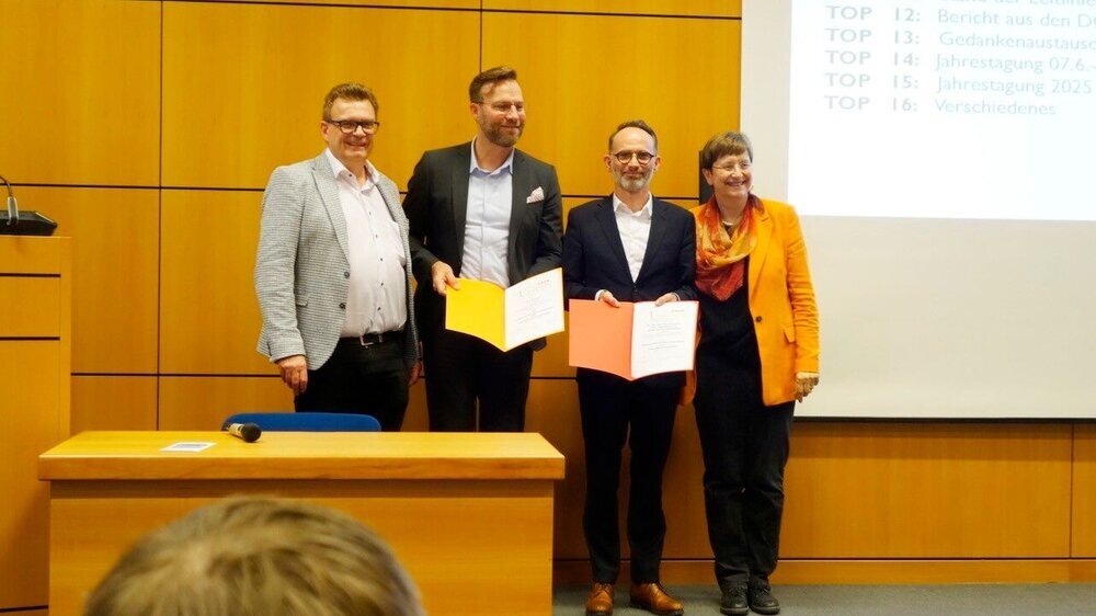 v.l.: DGAZ-Vizepräsident Prof. Dr. Christoph Benz, die Preisträger Sven Tschoepe und Dr. Marc Auerbacher mit Prof. Dr. Ina Nitschke (DGAZ-Präsidentin).