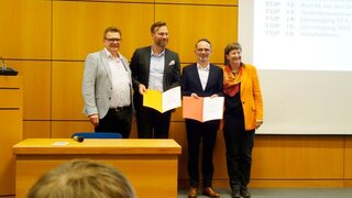 v.l.: DGAZ-Vizepräsident Prof. Dr. Christoph Benz, die Preisträger Sven Tschoepe und Dr. Marc Auerbacher mit Prof. Dr. Ina Nitschke (DGAZ-Präsidentin).