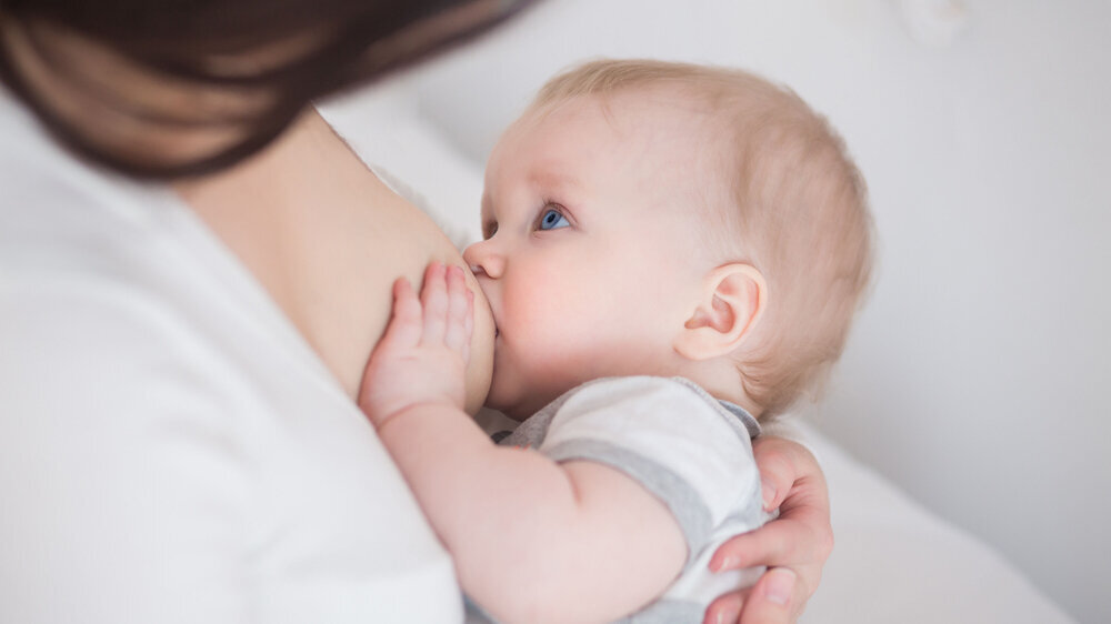 Mutter stillt und umarmt ihr Baby. Mutter stillt und umarmt ihr Baby.