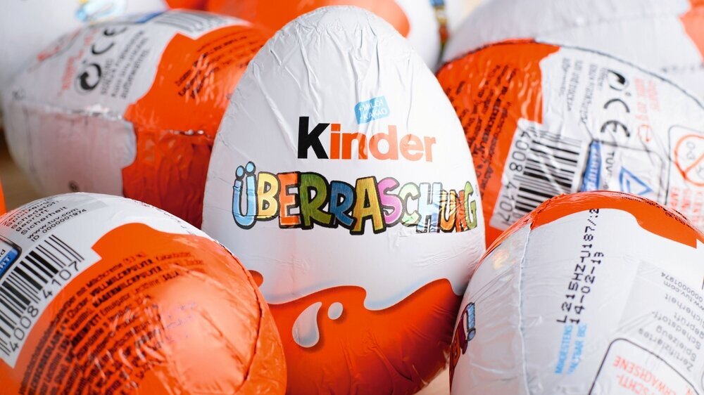 Ukraine, Kyiv - December 25, 2018: Kinder Surprise Egg stands between many other eggs. Chocolate egg is a sweet present by Italian confectionery manufacturer Ferrero SpA. Überraschungsei